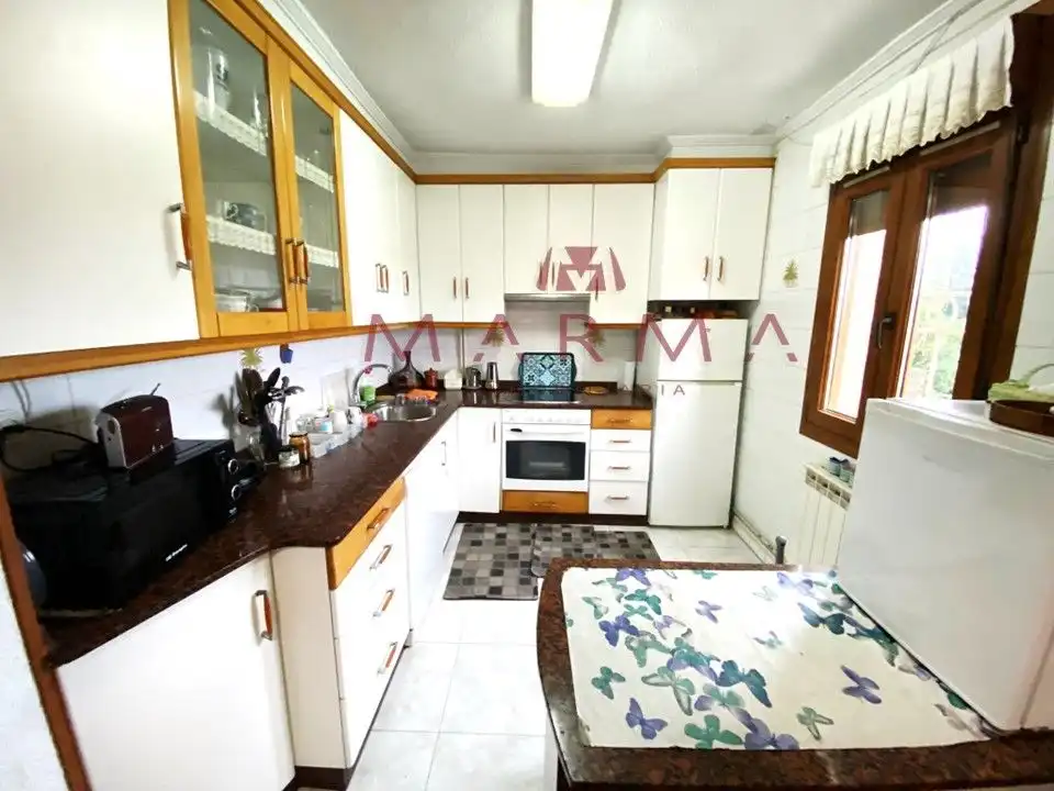 Wohnung zum Verkauf in Calle la Serna, 2, El Astillero Küche von Wohnung zum Verkauf in El Astillero mit Heizung, Privatgarten und Parkett