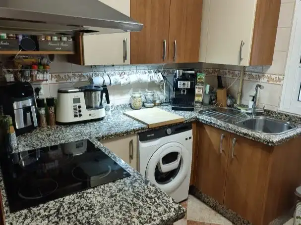 Pis en venda a Calle Satsuma, 6, Sta. Aurelia - Cantábrico - Atlàntico - La Romería Cuina de Pis en venda en Sevilla amb Aire condicionat, Calefacció i Jardí privat