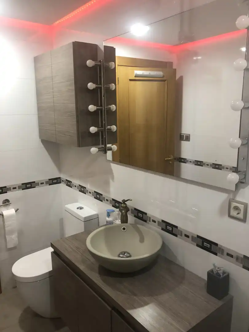 Baño de Piso de alquiler en Valladolid con Aire acondicionado, Calefacción y Jardín privado