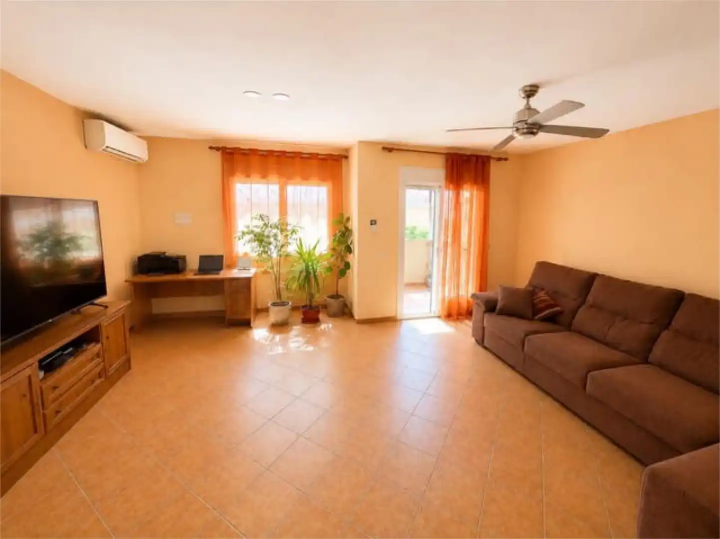 Casa adosada en venta en Urbanización San Isidro Sala de estar de Casa adosada en venta en Ocaña con Jardín privado, Terraza y Piscina