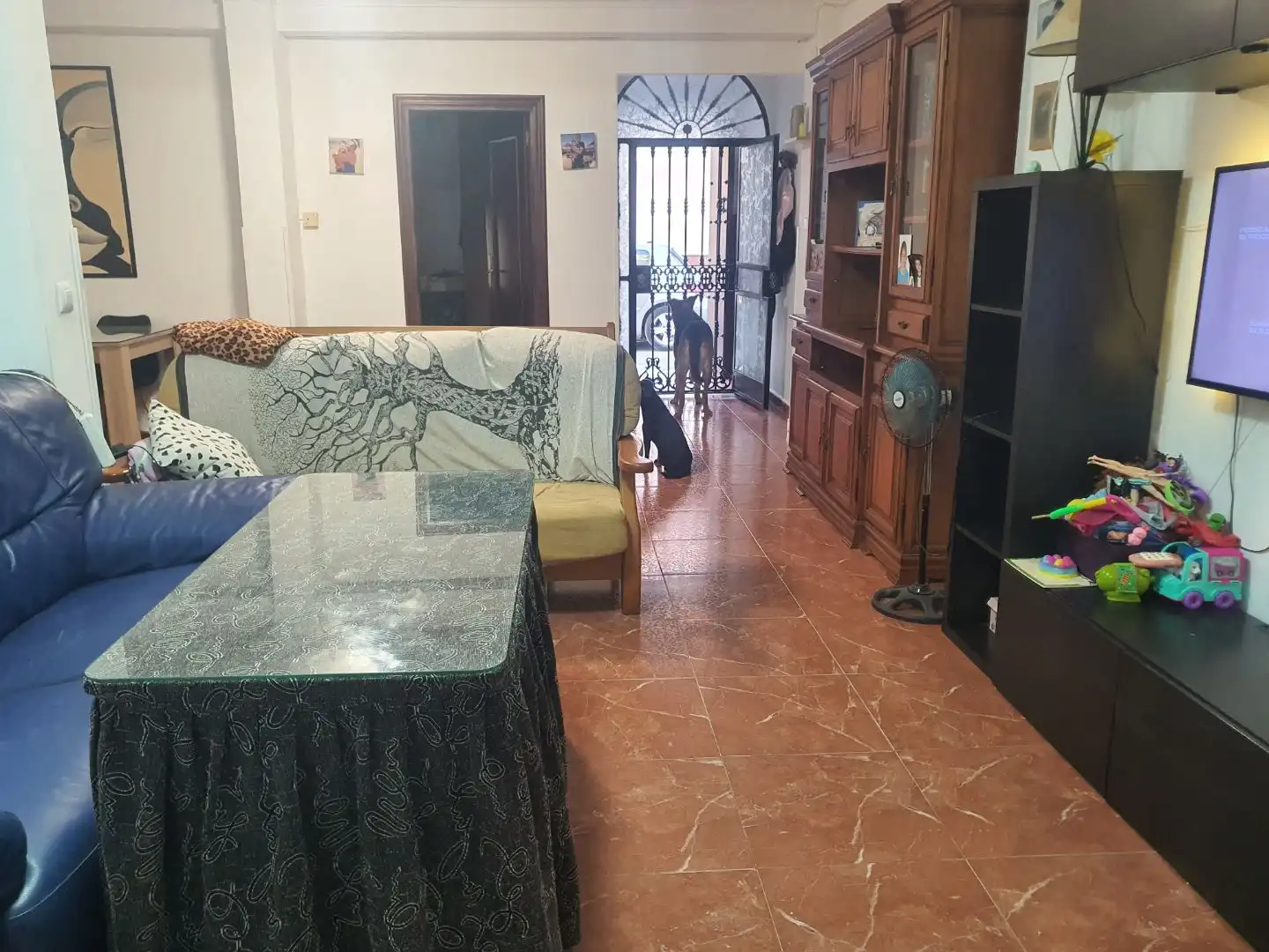 Casa adosada en venda a Calle Turia, 34, Coria del Río Sala d'estar de Casa adosada en venda en Coria del Río amb Traster i Balcó