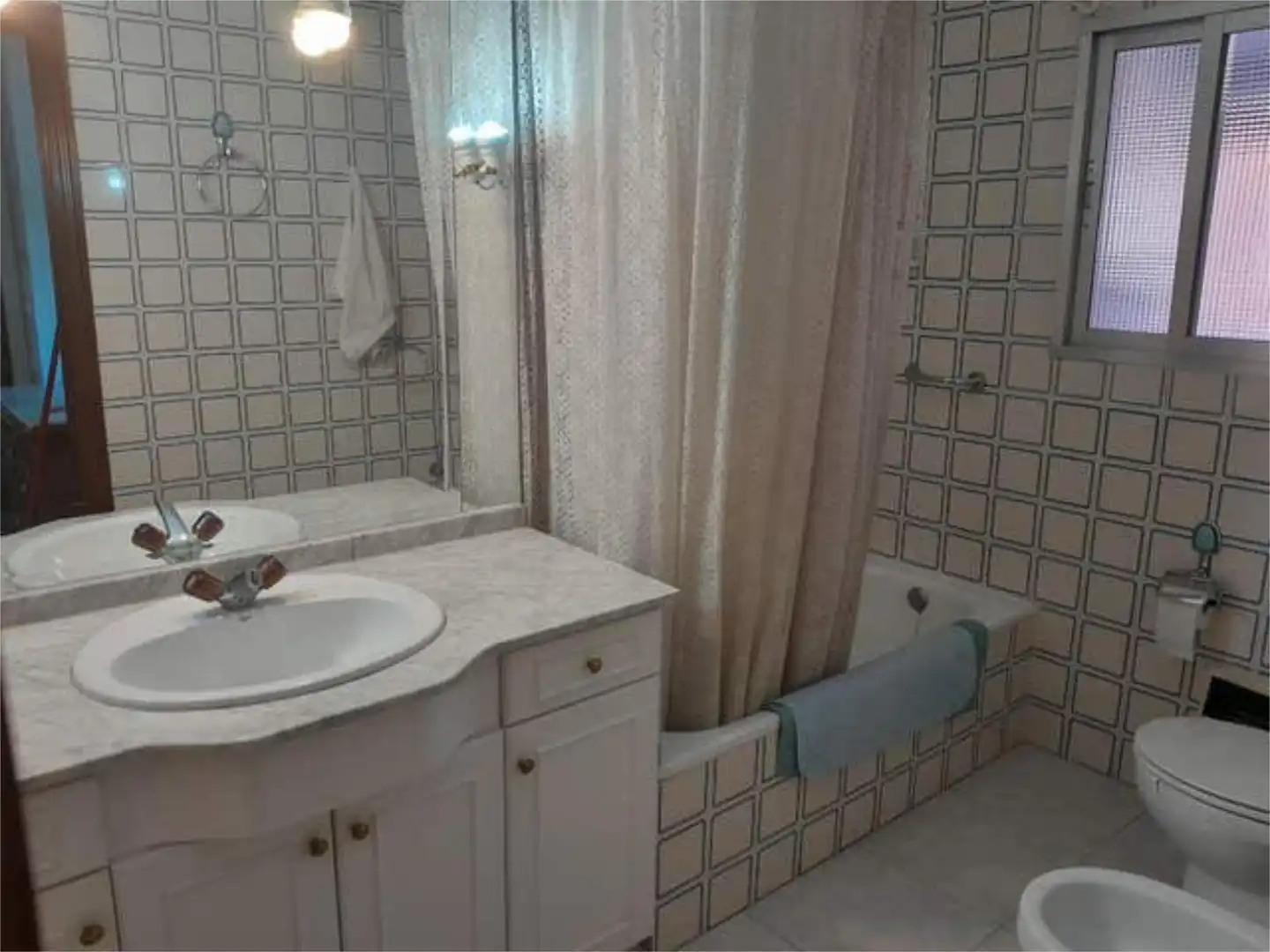 Piso de alquiler en Centro Baño de Piso de alquiler en Ponferrada con Calefacción, Jardín privado y Terraza
