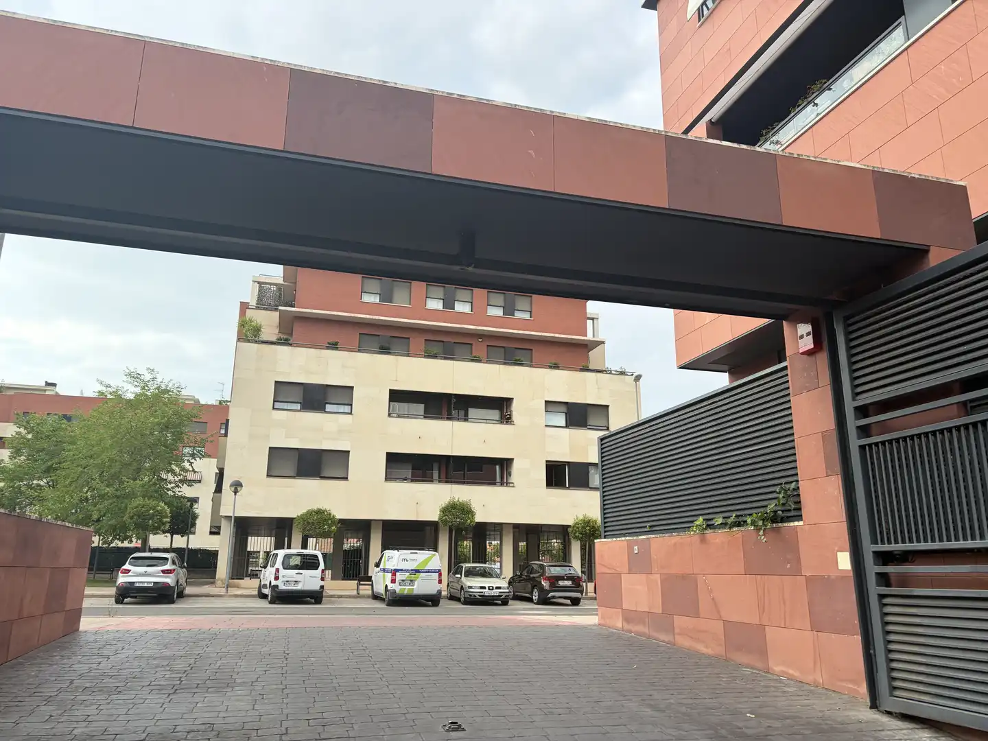 Vista exterior de Garatge en venda en  Logroño