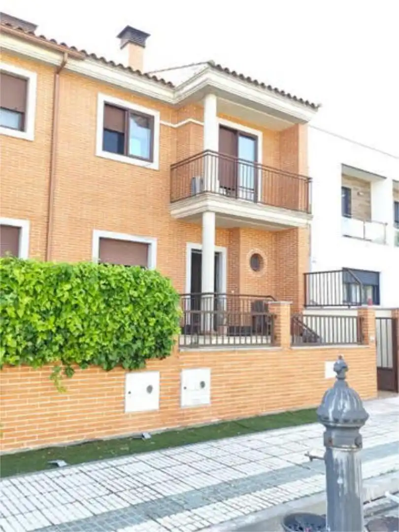 Exterior view of Detached homes for sale in Villares de la Reina  with Terrace