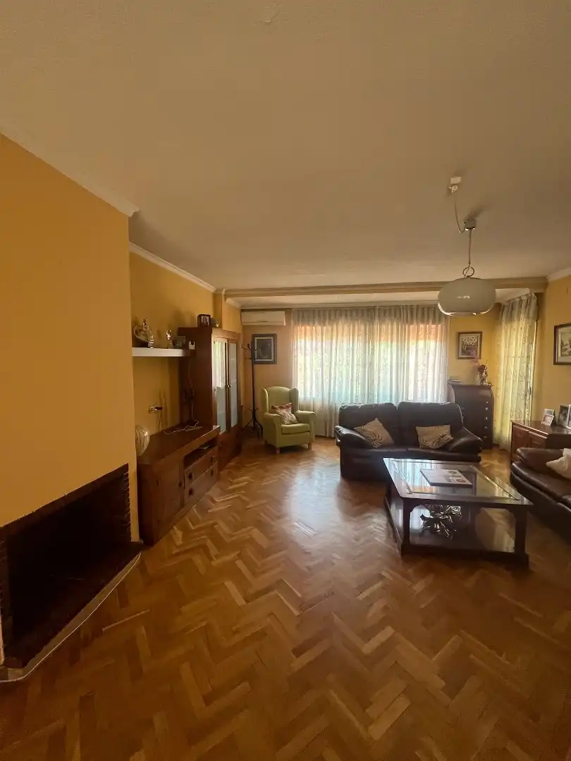 Casa adosada en venda a Calle Manuel de Falla, 19, Sector 3 Sala d'estar de Casa adosada en venda en Getafe amb Aire condicionat, Calefacció i Parquet