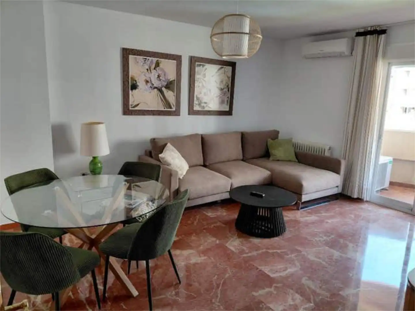 Apartamento de alquiler en Renfe - Bulevar 1ª y 2ª Fase Sala de estar de Apartamento de alquiler en Jaén con Calefacción, Jardín privado y Terraza
