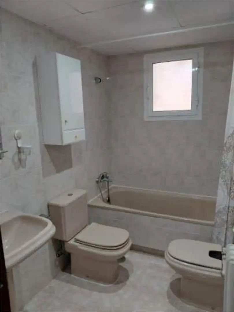 Apartamento de alquiler en Renfe - Bulevar 1ª y 2ª Fase Baño de Apartamento de alquiler en Jaén con Calefacción, Jardín privado y Terraza