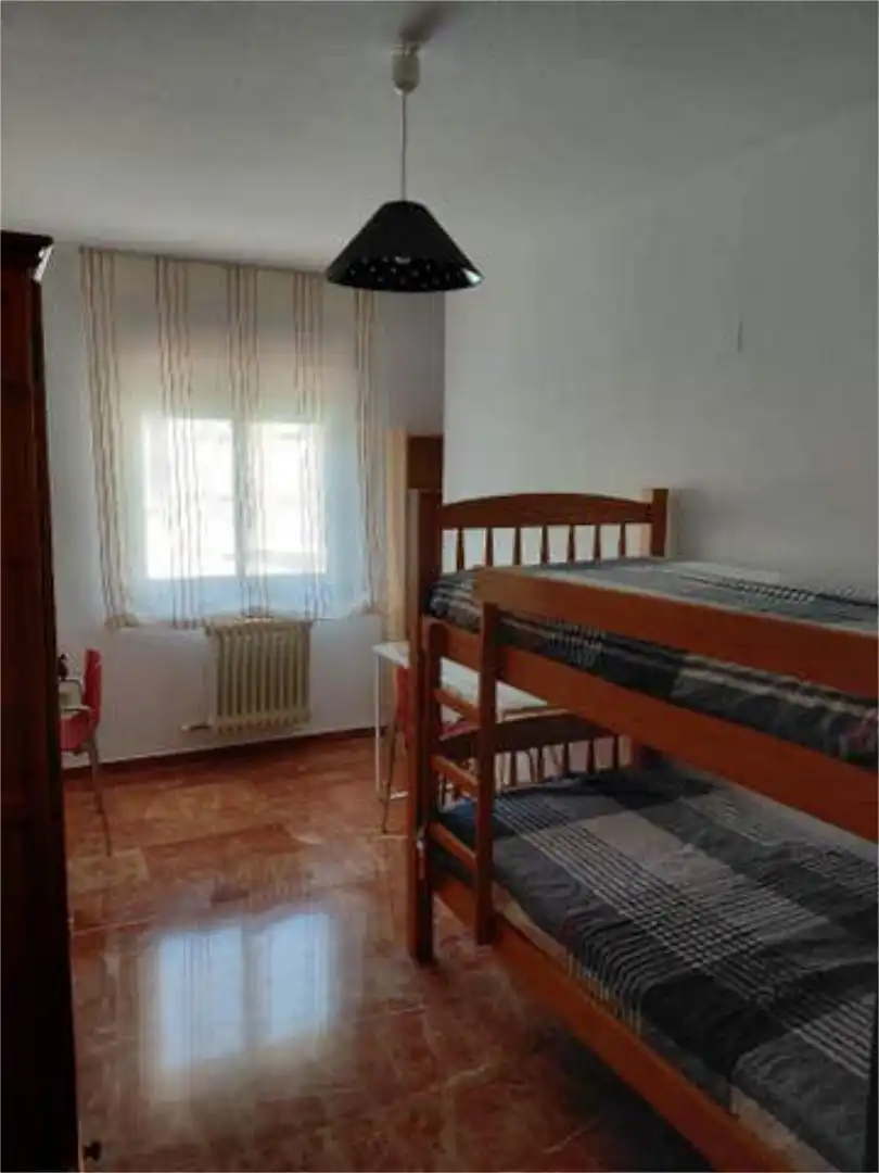 Apartamento de alquiler en Renfe - Bulevar 1ª y 2ª Fase Habitación de Apartamento de alquiler en Jaén con Calefacción, Jardín privado y Terraza