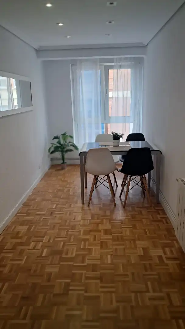 Piso de alquiler en Calle San Fernando, 88, Cuatro Caminos Comedor de Piso de alquiler en Santander con Calefacción, Parquet y Amueblado