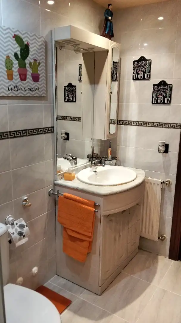 Piso en venta en Rúa Río Barcés, 5, Cambre Baño de Piso en venta en Cambre con Parquet, Trastero y Parking comunitario