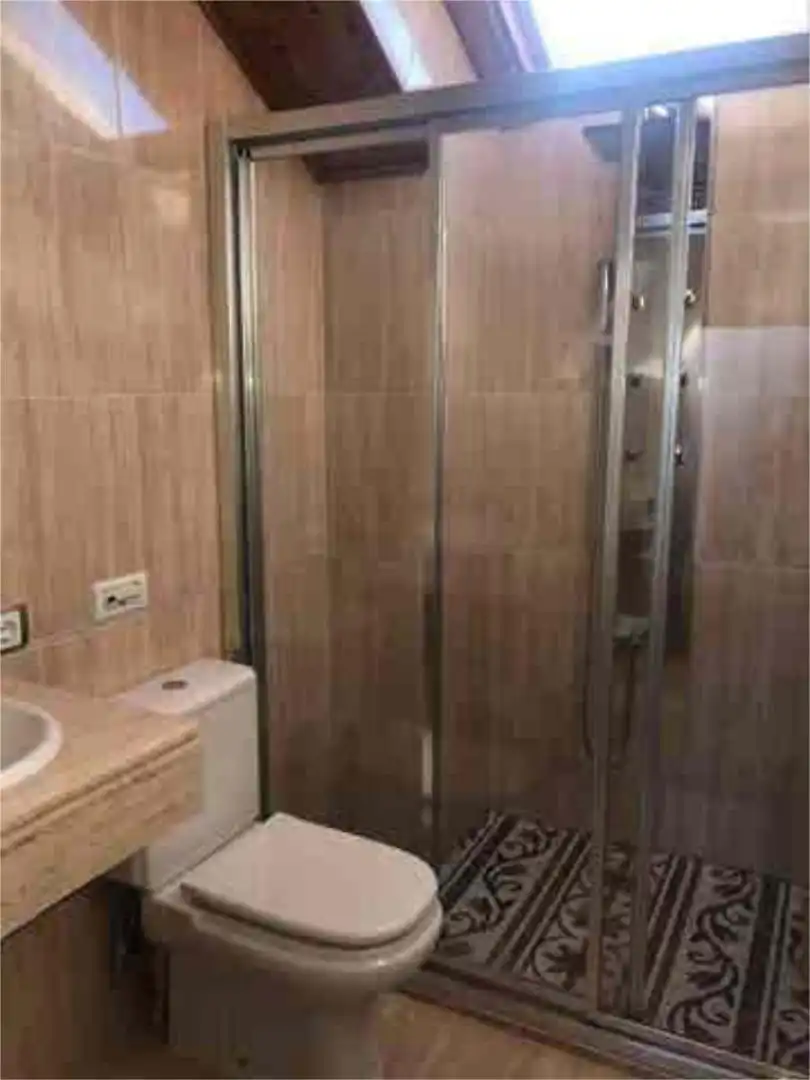 Ático de alquiler en Zafra Baño de Ático de alquiler en Zafra con Calefacción, Terraza y Amueblado