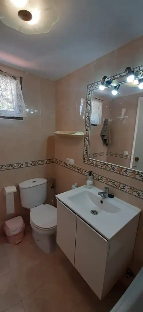 Badezimmer von Einfamilien-Reihenhaus zur Miete in Almonte mit Balkon