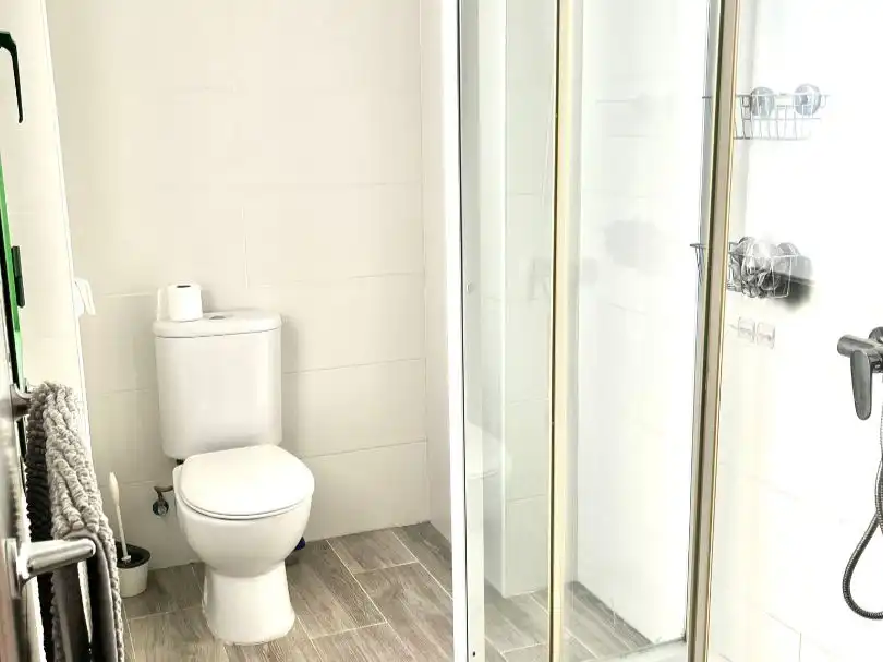 Baño de Piso de alquiler en Sevilla con Aire acondicionado, Calefacción y Amueblado