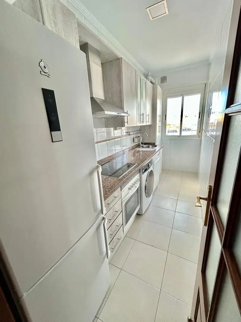 Piso de alquiler en Avenida Italia, 69, Centro Cocina de Piso de alquiler en Huelva con Aire acondicionado, Calefacción y Amueblado