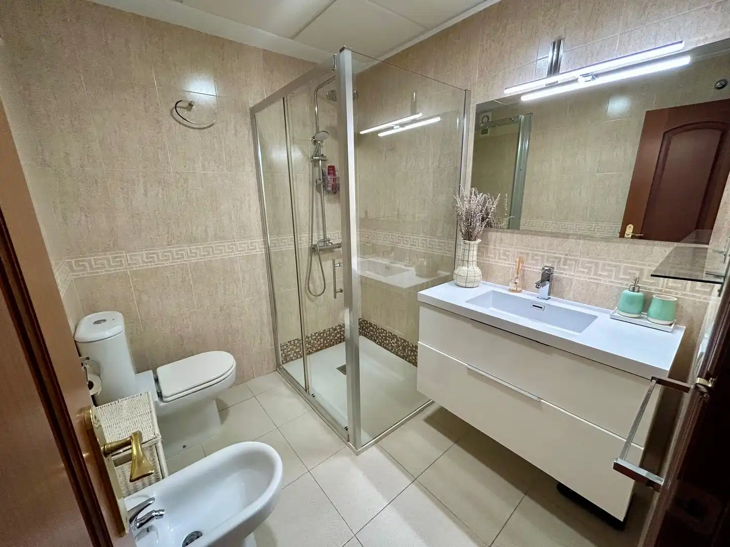 Piso de alquiler en Avenida Italia, 69, Centro Baño de Piso de alquiler en Huelva con Aire acondicionado, Calefacción y Amueblado