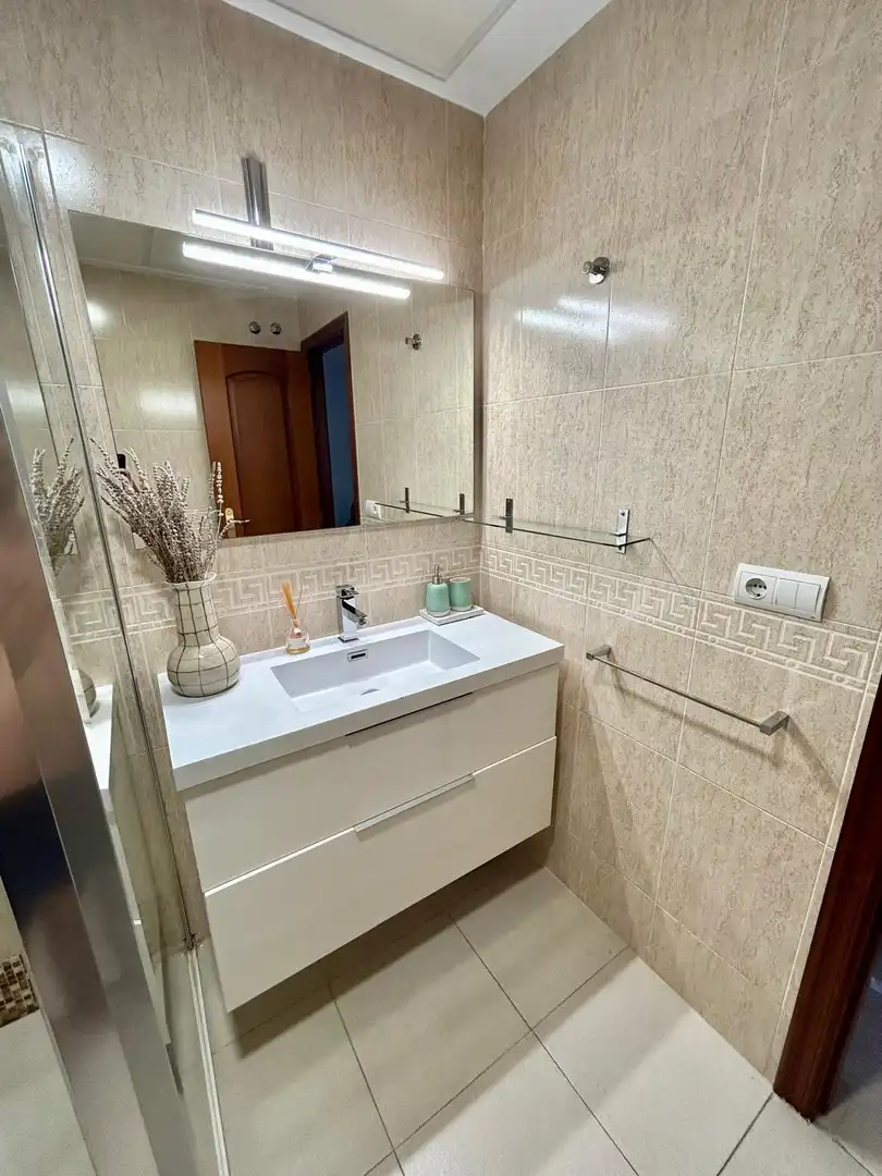 Piso de alquiler en Avenida Italia, 69, Centro Baño de Piso de alquiler en Huelva con Aire acondicionado, Calefacción y Amueblado