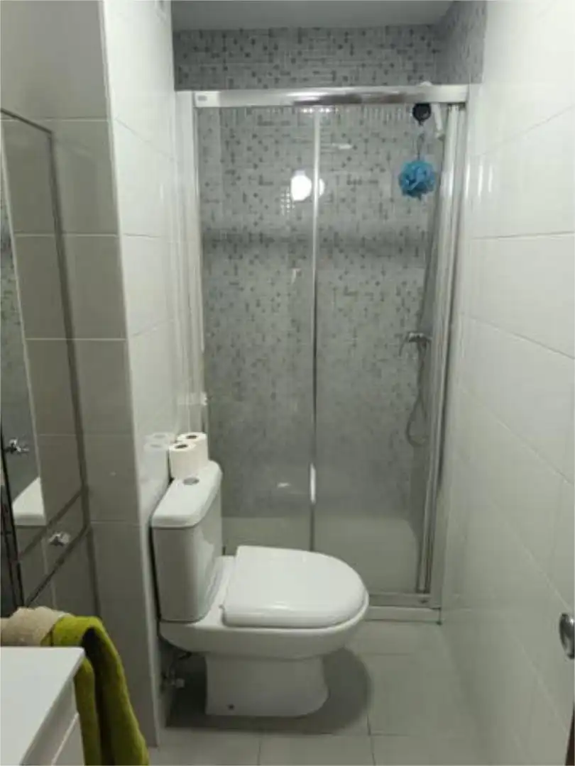 Piso de alquiler en El Torrejón - El Cerezo Baño de Piso de alquiler en Sevilla con Terraza y Amueblado