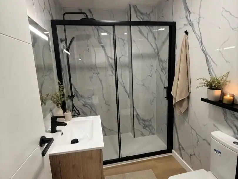 Wohnung zur Miete in Carrer Apòstol Santiago, 48, La Curva Badezimmer von Wohnung zur Miete in Benicasim / Benicàssim mit Klimaanlage, Schwimmbad und Möbliert