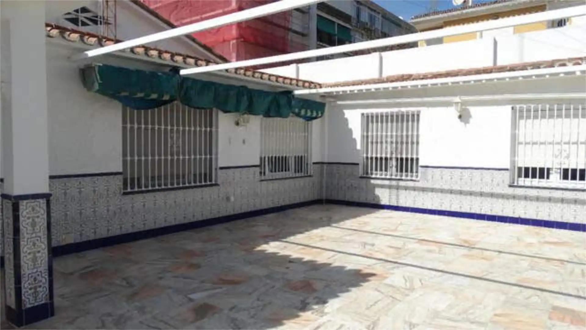 Casa adosada en venda a Puerto Marina Vista exterior de Casa adosada en venda en Benalmádena amb Jardí privat, Terrassa i Traster