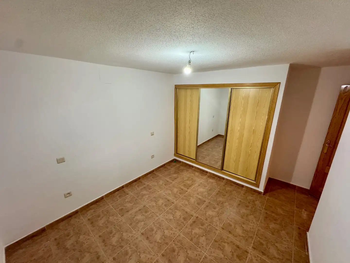 Wohnung zum Verkauf in Villamiel de Toledo mit Heizung, Privatgarten und Terrasse