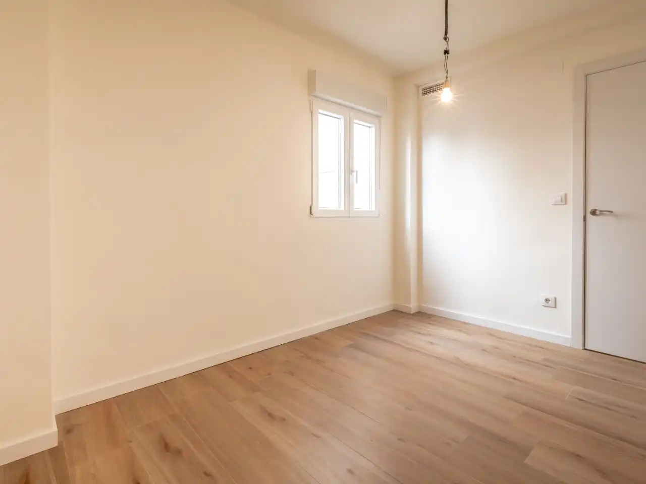Piso en venta en Sant Isidre Habitación de Piso en venta en Valencia Capital con Aire acondicionado y Balcón