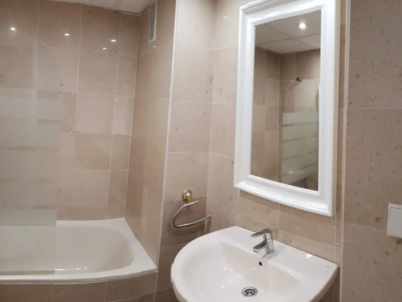 Wohnung zum Verkauf in Calle del Remo, 8, La Carihuela - Los Nidos Badezimmer von Wohnung zum Verkauf in Torremolinos mit Klimaanlage, Terrasse und Schwimmbad