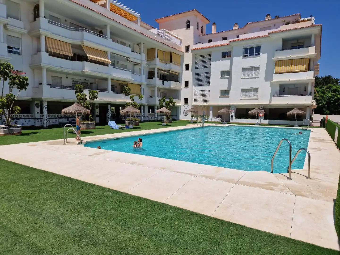 Wohnung zum Verkauf in Calle del Remo, 8, La Carihuela - Los Nidos Schwimmbecken von Wohnung zum Verkauf in Torremolinos mit Klimaanlage, Terrasse und Schwimmbad