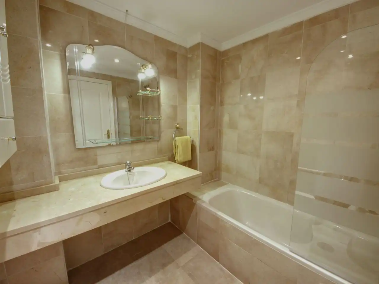 Wohnung zum Verkauf in Calle del Remo, 8, La Carihuela - Los Nidos Badezimmer von Wohnung zum Verkauf in Torremolinos mit Klimaanlage, Terrasse und Schwimmbad