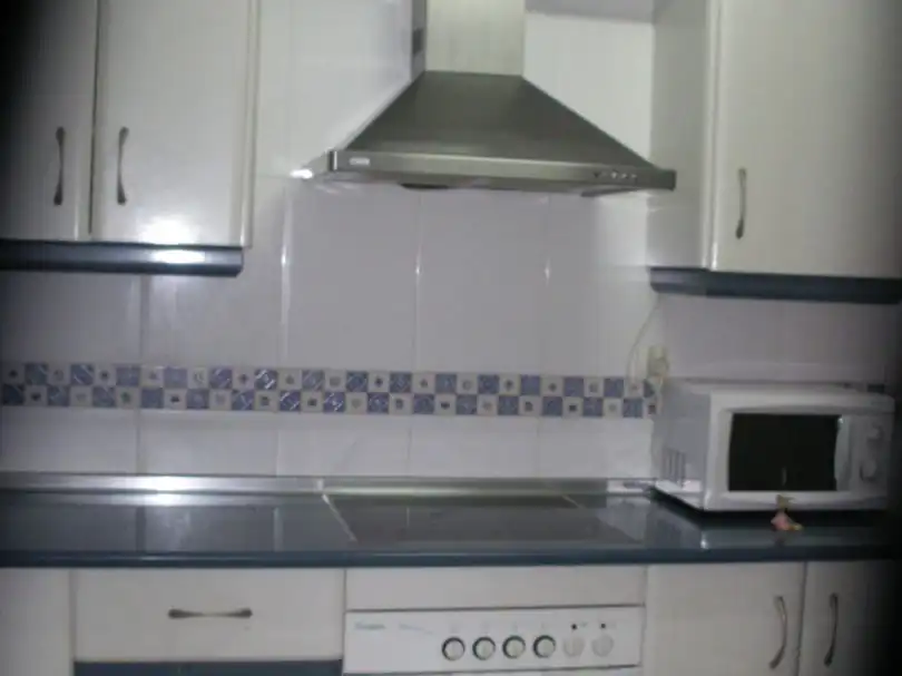 Piso de alquiler en Calle Pirandello, 4, El Tejar - Hacienda Bizcochero Cocina de Piso de alquiler en Málaga con Terraza, Piscina y Amueblado