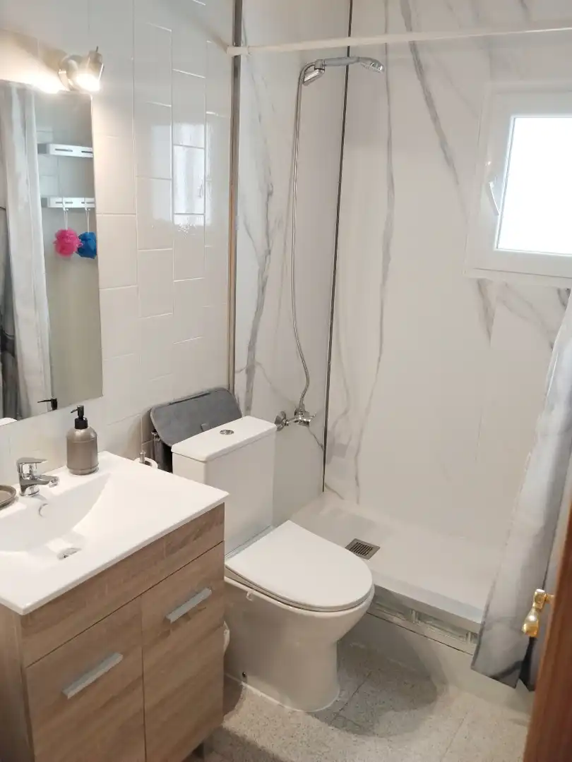 Piso en venta en Calle Santiago, 89, San Luis Baño de Piso en venta en Almería Capital con Aire acondicionado, Terraza y Balcón