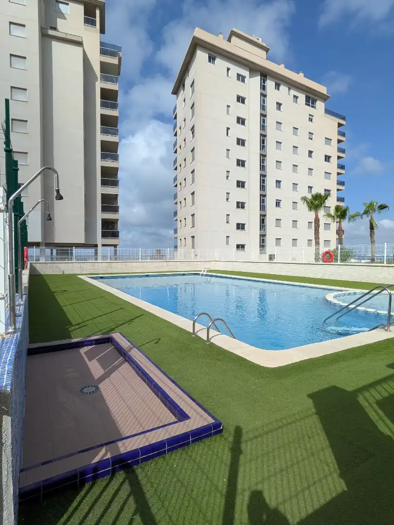 Schwimmbecken von Wohnung zum Verkauf in La Manga del Mar Menor mit Klimaanlage, Terrasse und Schwimmbad
