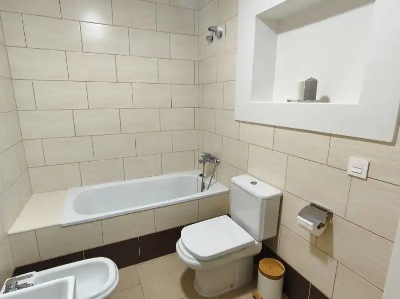 Casa adosada de alquiler en Músico José Antonio Ramos, 5, Los Portales - Visvique Baño de Casa adosada de alquiler en Arucas con Jardín privado, Parquet y Terraza