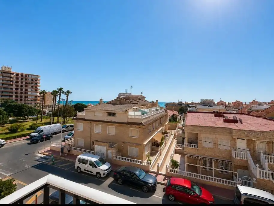 Vista exterior de Piso en venta en Torrevieja con Aire acondicionado, Terraza y Piscina