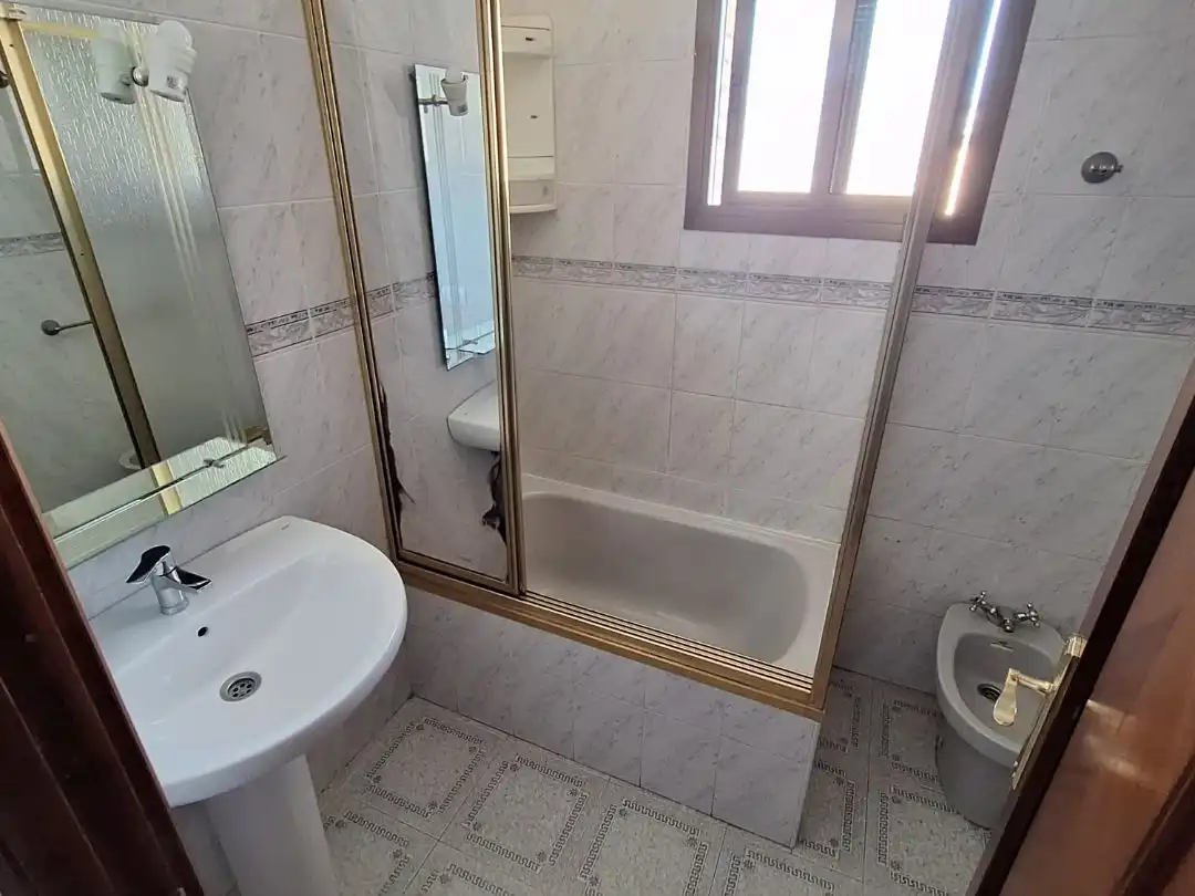 Flat for rent in Calle Algeciras, 21, Sector Sur Bathroom of Flat for rent in Córdoba with Air Conditioner and Furnished
