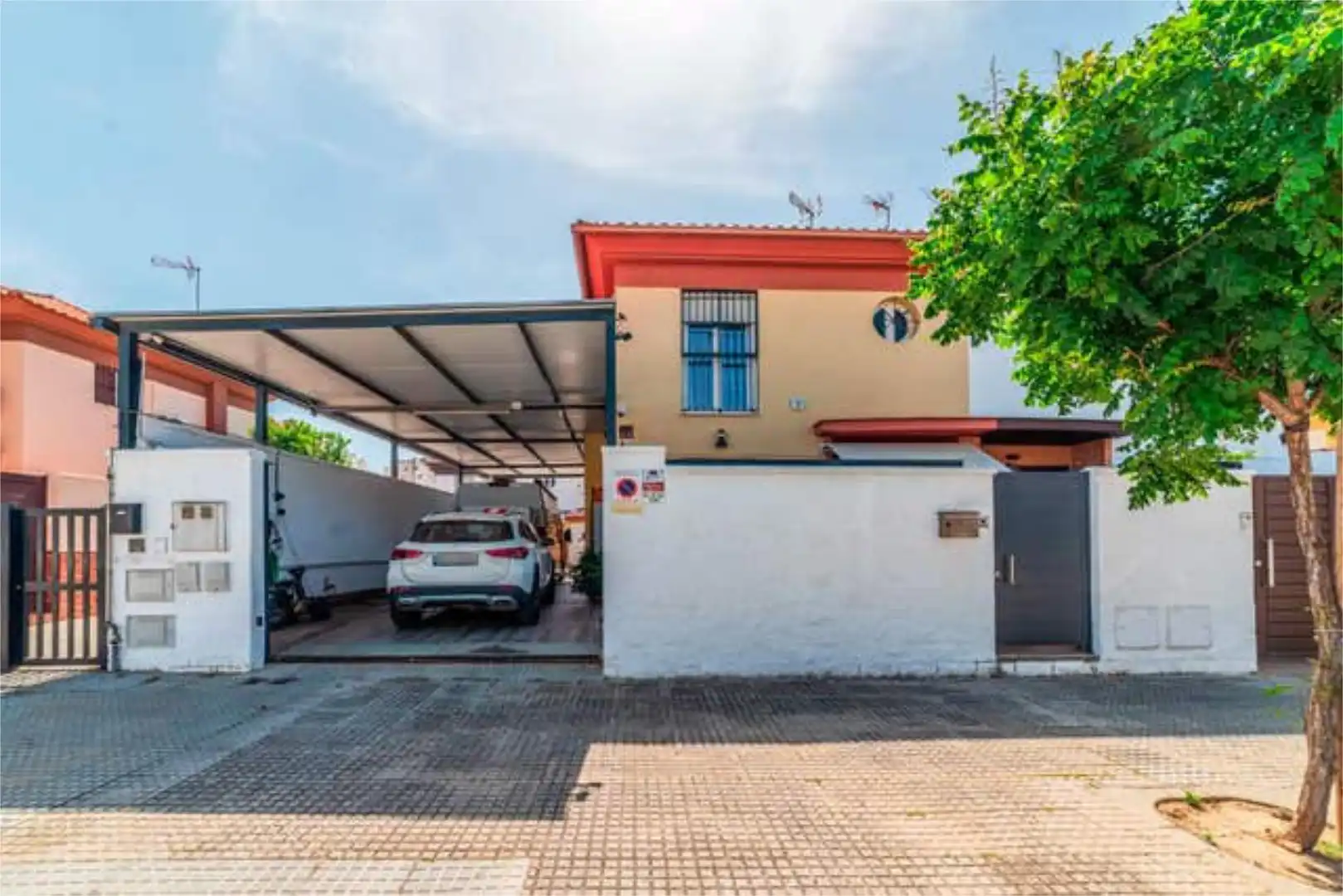 Casa adosada en venta en Centro Vista exterior de Casa adosada en venta en Bormujos con Calefacción, Terraza y Trastero