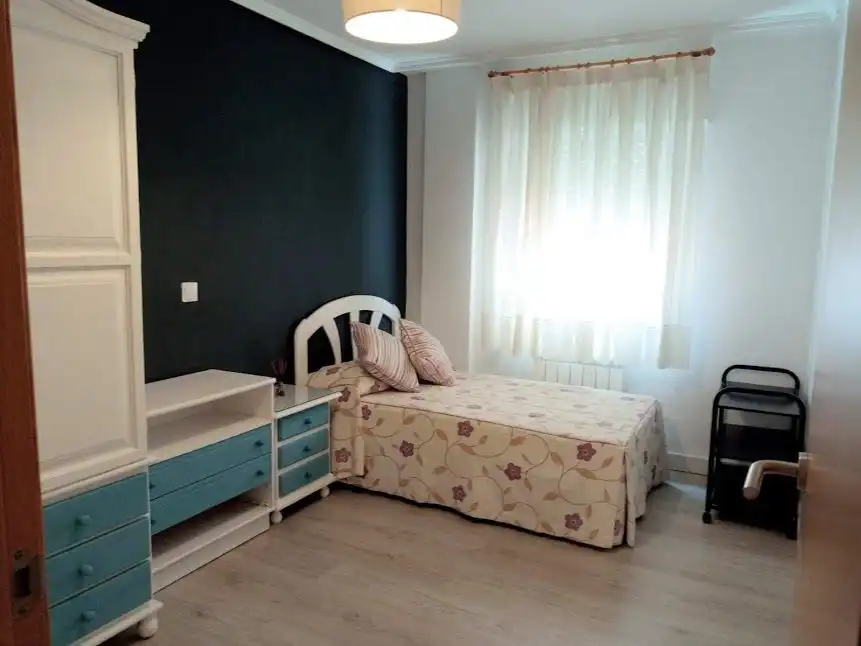 Flat for rent in Avenida de Portugal, 37, Puerta de Cuartos - Avda. de Portugal Bedroom of Flat for rent in Talavera de la Reina with Air Conditioner, Heating and Parquet flooring