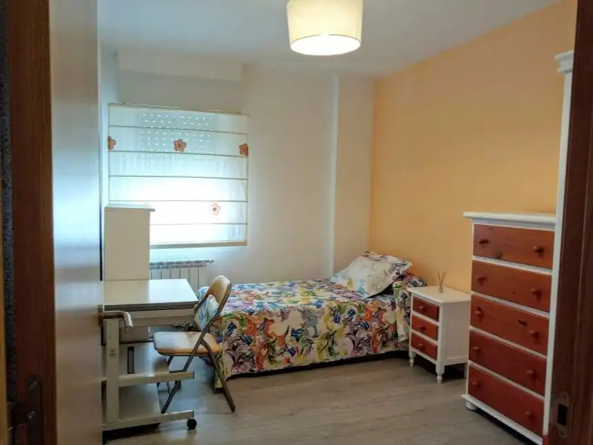 Flat for rent in Avenida de Portugal, 37, Puerta de Cuartos - Avda. de Portugal Bedroom of Flat for rent in Talavera de la Reina with Air Conditioner, Heating and Parquet flooring