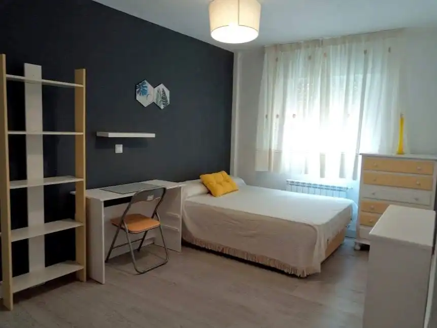 Flat for rent in Avenida de Portugal, 37, Puerta de Cuartos - Avda. de Portugal Bedroom of Flat for rent in Talavera de la Reina with Air Conditioner, Heating and Parquet flooring
