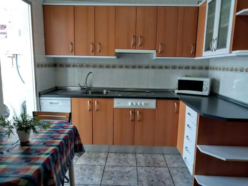 Flat for rent in Avenida de Portugal, 37, Puerta de Cuartos - Avda. de Portugal Kitchen of Flat for rent in Talavera de la Reina with Air Conditioner, Heating and Parquet flooring