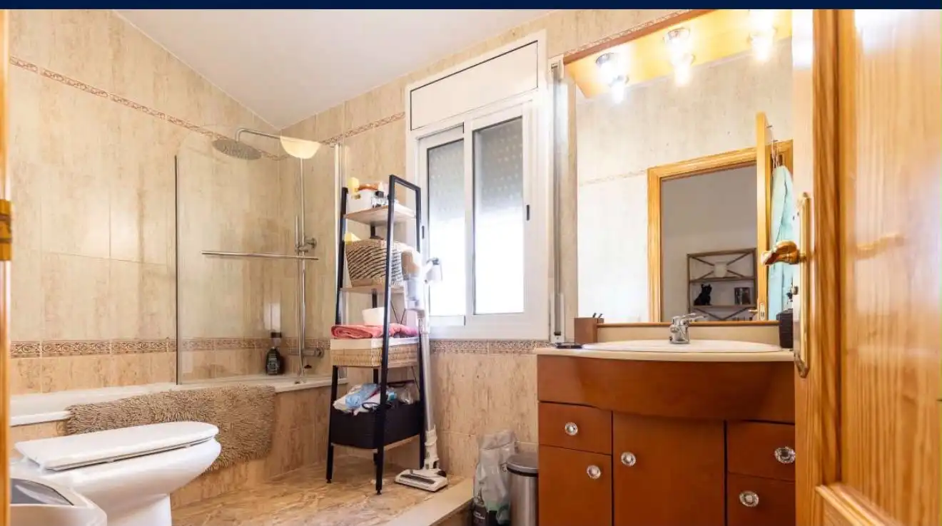 Wohnung zum Verkauf in Carrer Sant Miquel, 115, Deltebre Badezimmer von Wohnung zum Verkauf in Deltebre mit Klimaanlage, Terrasse und Balkon