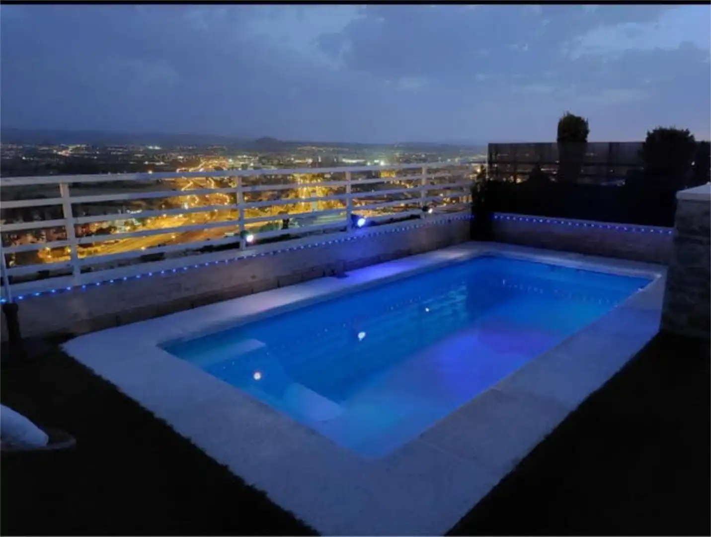 Einfamilien-Reihenhaus zum Verkauf in Camino de los Neveros - Serrallo Schwimmbecken von Einfamilien-Reihenhaus zum Verkauf in Granada mit Heizung, Privatgarten und Terrasse