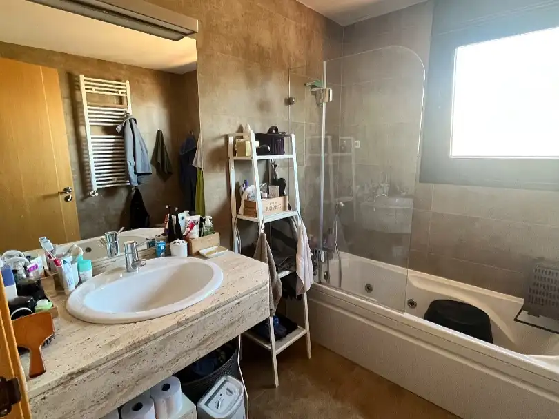Pis en venda a Montecillo Bany de Pis en venda en Las Rozas de Madrid amb Aire condicionat, Terrassa i Piscina