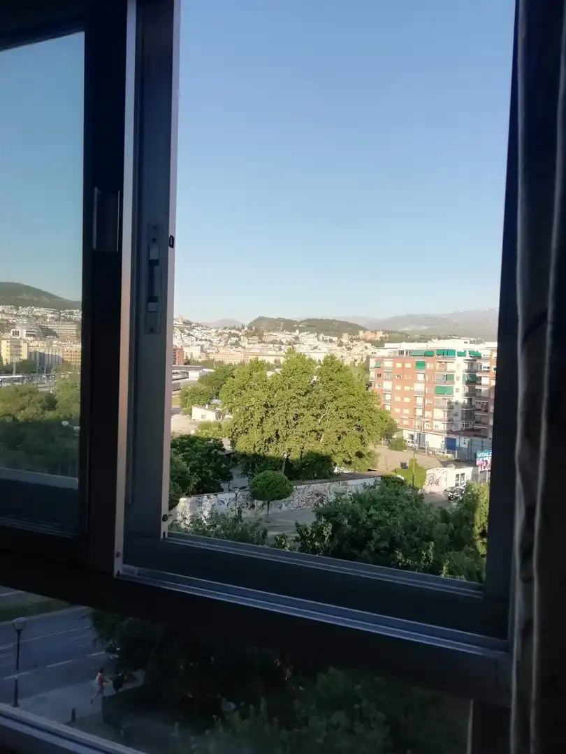 Pis de lloguer a Calle Ramón y Cajal, 8, Rosaleda - Juventud Vista exterior de Pis de lloguer en Granada amb Moblat i Balcó