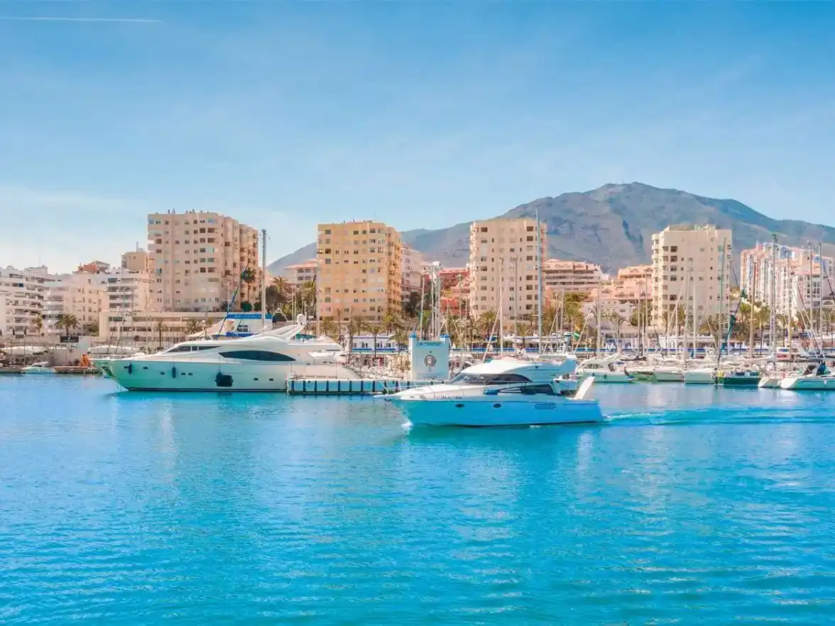 Flat for sale in Avenida del Carmen, 29, Puerto de Estepona Exterior view of Flat for sale in Estepona with Air Conditioner, Heating and Terrace