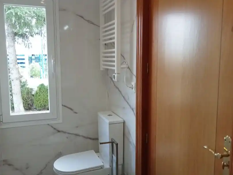 Badezimmer von Wohnung zur untervermieten in San Sebastián de los Reyes mit Klimaanlage, Heizung und Privatgarten