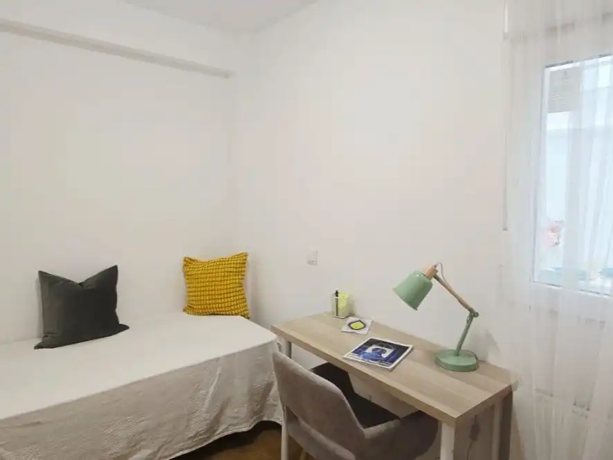 Pis en venda a Calle Isla de Tavira, 30, Peñagrande Dormitori de Pis en venda en Madrid Capital amb Aire condicionat