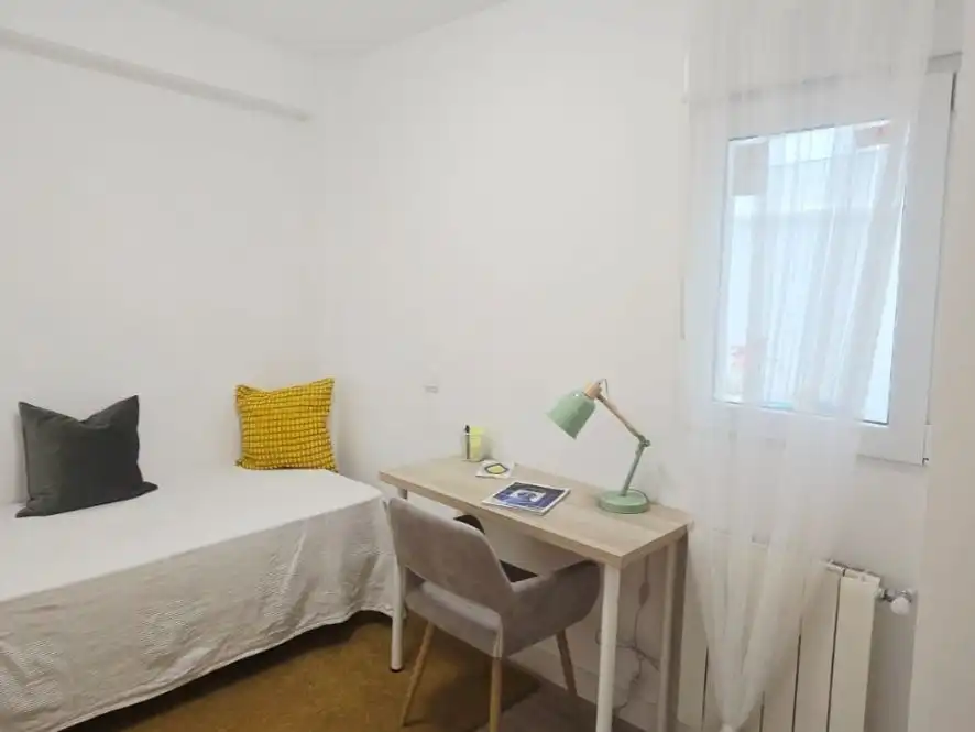 Pis en venda a Calle Isla de Tavira, 30, Peñagrande Dormitori de Pis en venda en Madrid Capital amb Aire condicionat