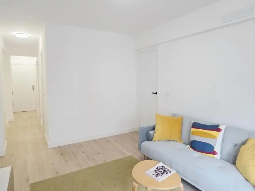 Pis en venda a Calle Isla de Tavira, 30, Peñagrande Sala d'estar de Pis en venda en Madrid Capital amb Aire condicionat
