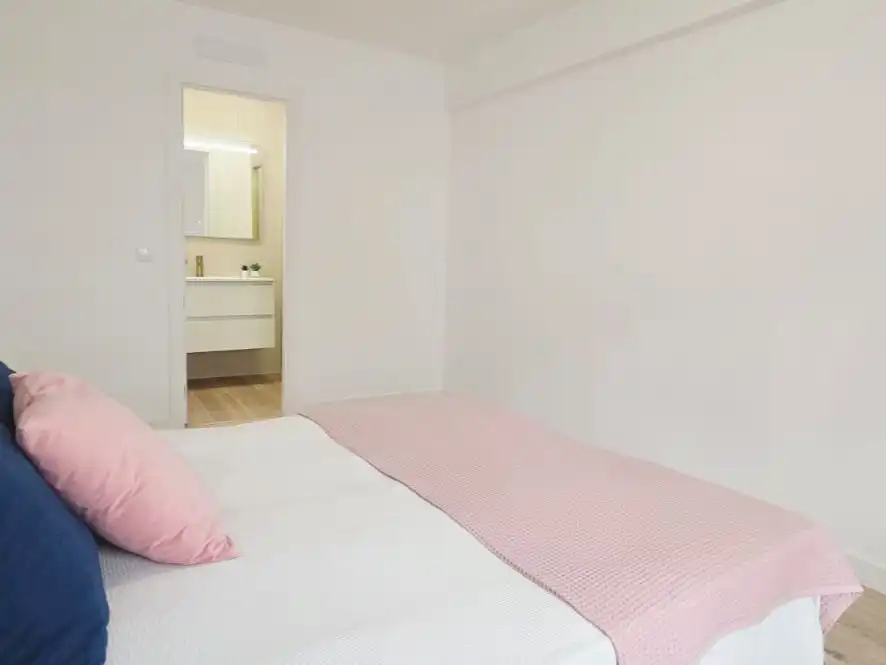 Pis en venda a Calle Isla de Tavira, 30, Peñagrande Dormitori de Pis en venda en Madrid Capital amb Aire condicionat