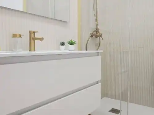 Pis en venda a Calle Isla de Tavira, 30, Peñagrande Bany de Pis en venda en Madrid Capital amb Aire condicionat